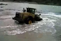 Video news- Lingong loader rescued villagers falling into the water in 45 minutes